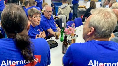 Bild: Gabi Schönberger
AfD-Anhänger warten am Wahlabend auf die Hochrechnungen im Parteibüro in der Weidener Christian-Seltmann-Straße. Die Rechtspopulisten legten in der Stadt und im Umland bei der Landtagswahl 2023 mächtig zu.