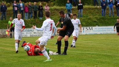 Bild: Dieter Jäschke
Der FC Dießfurt unterlag dem FC Tremmersdorf mit 1:4. Hier wirft sich der Dießfurter Torwart Sebastian Käs dem zweifachen Torschützen Patrick Dittner (schwarzes Trikot) entgegen.
