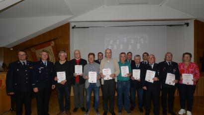 Bild: bey
Feuerwehr-Vorsitzender Hans Wittmann und Bürgermeister Reinhard Sollfrank (von links) ehren die langjährigen Mitglieder der Feuerwehr Parkstein. Herbert Fischer (Dritter von links) gehört der Wehr seit 60 Jahren an, Karin Alwang (rechts) war die erste aktive Feuerwehrfrau der Parksteiner Wehr.