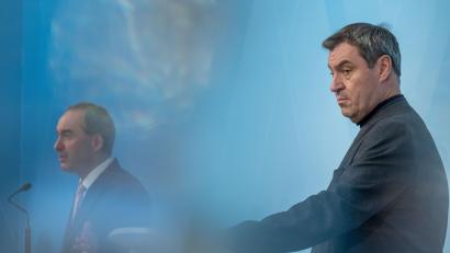 Bild: Peter Kneffel
Hubert Aiwanger (links, Freie Wähler), Stellvertretender Ministerpräsident und bayerischer Staatsminister für Wirtschaft, Landentwicklung und Energie, und Markus Söder (rechts, CSU), Ministerpräsident von Bayern.