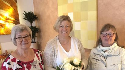 Bild: Gudrun Sirtl/exb
Die Mitglieder des Pfarrgemeinderats-Sachausschusses Caritas, Gudrun Sirtl (links) und Rita Heinrich (rechts) freuten sich über die Unterstützung durch die Familie Neumann und überreichten Karin Neumann einen Blumenstrauß.