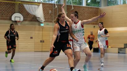 Bild: Dieter Jäschke
Auch 26 Punkte von DJK-Centerin Monika Fohringer (am Ball) reichen nicht zum Derbysieg gegen erfahrenere Regensburgerinnen.