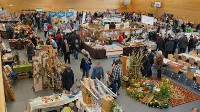 Bild: nib
Der Sportpark in Schwarzenfeld bot zum Erntedankmarkt Platz für viele Aussteller und Besucher.