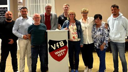 Bild: R. Kreuzer
Die Vorstandschaft des VfB Weiden hat wegen Corona länger im Amt gearbeitet, wird nun im Januar neu gewählt und auch Ehrungen abgehalten. Stephan Gollwitzer (2. V. links) und rechts 2. Vorsitzender Christian Würdinger.