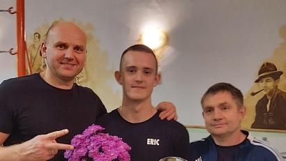 Bild: mzi
Trainer Ruslan Schönfeld (von links) ist stolz auf seinen Schützling Eric Propp (Mitte, mit dem Pokal des besten Technikers). Mit im Bild ist Betreuer Eduard Hermann.