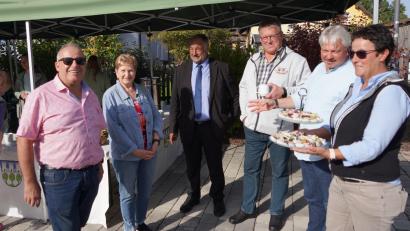 Bild: fvo
Die beiden ehrenamtlichen Geschäftsführer des Waldthurner Marktladens Petra Reil und Michael Steiner (von rechts) mit Bürgermeister Josef Beimler (Mitte) und Vertretern regionaler Anbieter.