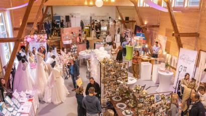 Bild: Susanne Forster
Viele verlobte Paare holten sich bei der Hochzeitsmesse im Mühlenhof in Mähring Inspiration für ihre Hochzeitsfeier. Alle möglichen Dienstleister rund um das Fest präsentierten sich bei der Messe, die so zum ersten Mal stattfand.