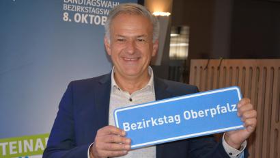 Bild: jr
Roland Grillmeier freute sich über seinen Einzug in den Bezirkstag und hatte dazu eigens ein Schild mitgebracht.