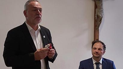 Bild: Franziska Lehmann/exb
Caritas-Vorstandsvorsitzender Michael Trummer (rechts) freut sich über die Bereitschaft von Pfarrer Josef Irlbacher als Geistlicher Beirat den Caritasverband zu unterstützen.