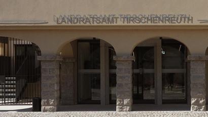 Archivbild: Norbert Grüner
Mehrere Parkschilder wurden auf dem Gelände des Landratsamtes in Tirschenreuth beschädigt.