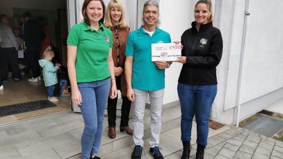 Bild: hzi
Kerstin Gerchau (von links), Rektorin Andrea Wolfram, Lothar Thumbeck vom Förderkreis und Christina Seemann vom Kirwaverein bei der Übergabe der Spende.