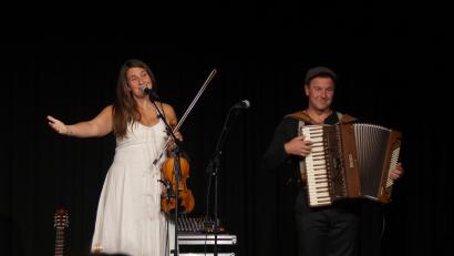 Bild: wel
Eine tolle Stimmung verbreiten Marie-Josefin Melchior und Johann Zeller, die sich "Finni" und "Hansi" nennen, bei ihrem Konzert "Musikalische Frischluft".
