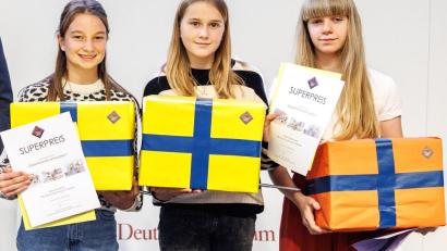 Bild: Foto: Matthias Balk/Bayerisches Staatsministerium für Unterricht und Kultus
Von links: Klara Schiener, Clara Mittelmeier und Annika Jungkunz vom Elly-Heuss-Gymnasium Weiden nehmen im Auditorium im Deutschen Museum in München den „Superpreis des Landeswettbewerbs - Experimente antworten“ entgegen. Klara Schiener und Clara Mittelmeier holen den Superpreis bereits zum zweiten Mal.