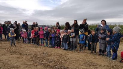 Bild: le
Gespannt erfahren die Kinder mit ihren Eltern mehr über die Kartoffelernte.