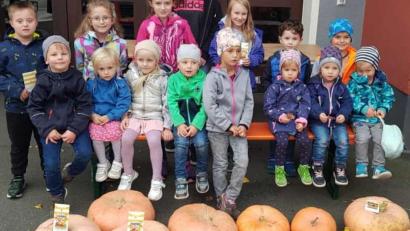 Bild: Konrad Kiener/exb
Die Kinder bringen stattliche Kürbisexemplare zur Bewertung.