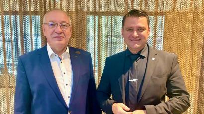 Bild: Dr. Hans Reichhart/exb
Bezirkstagspräsident Franz Löffler (links) und Thomas Ebeling: Ebeling ist der neue Fraktionsvorsitzendende der CSU im Bezirkstag.