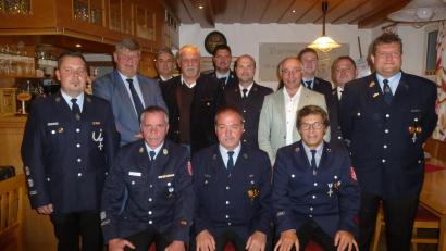 Bild: bk
Sie opfern seit 25 und 40 Jahren ihre Freizeit für die Feuerwehr: Alexander Kummer, Herbert Kastner, Uwe Hiltl (sitzend, von links), Matthias List , Manuel Wolf (stehend links und rechts).