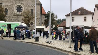 Bild: wro
Der Herbstmarkt an der Kirche und am Pfarrheim in Falkenberg war den ganzen Tag über gut besucht.