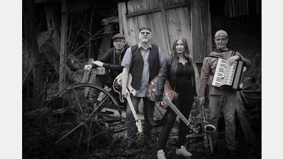 Bild: Stefan Weiß/exb
Die Band "Farmers Five" gibt am Freitag, 20. Oktober, erstmals ihre musikalische Visitenkarte beim Musikabend des DJK-Fördervereins Fußball im DJK-Sportheim ab.