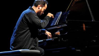 Archivbild: Carsten Koall/dpa
Pianist Igor Levit spielt bei einem Benefizkonzert für Ukraine im Berliner Ensemble.