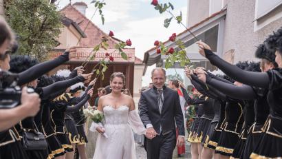 Bild: Sebastian Meier
Zahlreiche Vereine standen für Verena und Dominik Kormann Spalier. Hier hielt die Prinzengarde des PFV rote Rosen für ihre Trainerin hoch.