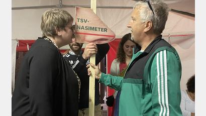 Bild: rro
Wer hat das längste Riechorgan? Vorsitzender Robert Becher legt bei Bürgermeisterin Anita Forster das Nasimeter an.
