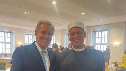 Bild: Maher Khedr
Imam Maher Khedr (rechts) erhält von Christian Wulff, ehemaliger Bundespräsident, sein Zertifikat.