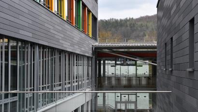 Bild: Petra Hartl
Die Generalsanierung der Walter-Höllerer-Realschule (WHR) in Sulzbach-Rosenberg samt Neubau einer Dreifachhalle hat den Haushalt des Landkreises Amberg-Sulzbach enorm belastet.