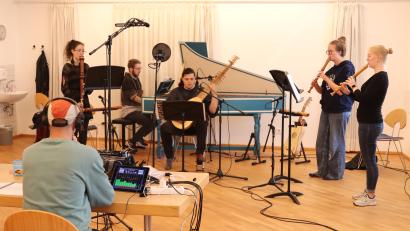 Bild: cog
Aufmerksam hört Tontechniker Michael Prechtl zu, als die Junge Sulzbacher Hofmusik mit (von links) Annalena Schmidt, Maximilian Hauer, Hannes Weigert, Felicitas Groth und Emma Löffler Musik aus der Pommersfelder Schlossbibliothek spielt.
