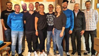 Bild: exb
Das neu gewählte Führungsteam der SpVgg Thurndorf (von links): Jürgen Sertl, Felix Schraml, Jürgen Dörres, Florian Oberst, Alexandra Oberst, Gerhard Oberst, Lucia Maul, Simon Trautner mit Bürgermeister Jürgen Kürzinger.