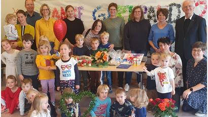Bild: mas
Kindergartenleiterin Theresa Uhl ehrt Jutta Schneeberger (hinten, Dritte von rechts) für 25 Jahre Dienst als Erzieherin und Edda Förster (hinten, Zweite von rechts) für 30 Jahre.