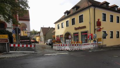 Bild: gz
Wegen Grabarbeiten über die Staatsstraße ist in Eslarn eine Ampelregelung notwendig.
