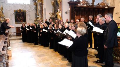 Bild: do
A-capella-Klangkultur mit dem Schwerpunkt der Chorarbeit auf geistlicher Literatur liegt dem Amadeus-Chor aus Neuendettelsau besonders am Herzen. In der Klosterkirche Speinshart hieß das Motto unter Leitung von Julian Hauptmann "Lauter Lieben".