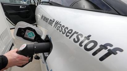 Symbolbild: Bernd Wüstneck/dpa
Wasserstoff kann vielfältig eingesetzt werden. Hier ist die Betankung eines Elektroautos, das seinen Strom aus Wasserstoff per Brennstoffzelle bezieht, zu sehen.