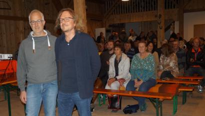 Bild: wel
Der Sprecher der BI "Freie Heimat", Thomas Beer (links), und Martin Abel thematisieren im Aiherlhof den geplanten Windpark Neunburg.