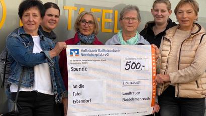 Bild: Uhl/exb
Die Landfrauen Naabdemenreuth überreichen der Tafel in Erbendorf 500 Euro.
