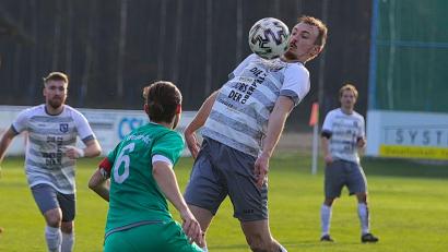 Bild: war
Martin Pasieka stoppt den Ball. Der Stürmer des SV Etzenricht führt mit 15 Toren die Torjägerliste der Bezirksliga Nord an.