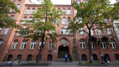 Bild: Joerg Carstensen/dpa
Blick auf den Eingang des Ernst-Abbe-Gymnasiums im Berliner Stadtteil Neukölln. An dieser Schule kam es zu einen Vorfall im Zusammenhang mit dem Israel-Konflikt.