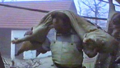 Bild: Hans Ernst
Der Wirts-Günter beherrschte nicht nur das Handwerk des Schlachters. Er brachte auch die nötige Kraft mit, um eine halbe Sau zu schultern.