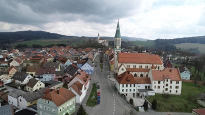Bild: bey
Der Pleysteiner Marktplatz soll ab dem Jahr 2025 umgestaltet werden. Zur Finanzierung wird der Bedarf bei der Regierung der Oberpfalz angemeldet.
