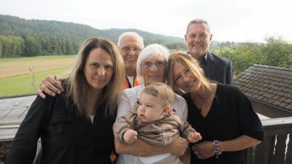 Bild: kek
Hier hält Jubilarin Wilma Albert ihren Urenkel Matteo im Arm. Mit im Bild sind die Töchter Petra und Martina, Ehemann Paul und Bürgermeister Joachim Neuß (rechts).