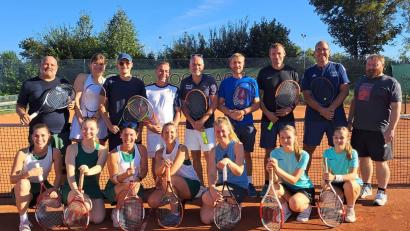 Bild: gi
Das Bild zeigt die Vorstandschaft sowie die Gewinner des Doppel-Mixed-Turniers des Tennisclubs Moosbach: Marco Kühn, Sarah Rappl, Lukas Rappl, Alexander Scheck, Florian Moller, Mario Thalhauser, Michael Bock (Sieger im Doppel und Vorsitzender), Mario Hochholzer und Lothar Gmeiner (stehend, von links) sowie (vorne, von links) Karolina Schießl, Nadja Forster, Andrea Eger-Schießl, Irene Moller, Steffi Singer, Leona Thalhauser und Paula Schießl (Siegerin im Doppel).