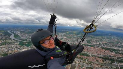 Bild: Johannes Schatz/exb
Die Luft ist sein Element: Mit seinem Hochleistungs-Gleitschirm hat der Schwarzenfelder Johannes Schatz heuer den Deutschlandpokal und die Deutsche Streckenflugmeisterschaft (Flachlandwertung) gewonnen.