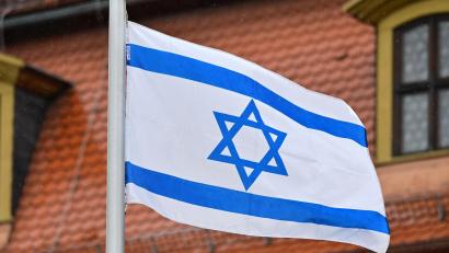 Bild: Martin Schutt
Die israelische Flagge weht vor einem Haus in Deutschland. Das Land braucht mehr Solidarität.