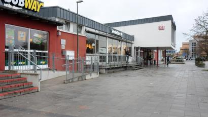Archivbild: Stephan Huber
Irgendjemand ist der Bahn in Amberg aufs Dach gestiegen, genau genommen aufs Dach der weißen Wartehalle. Das dort abgestellte Fahrrad ist mittlerweile wieder verschwunden.