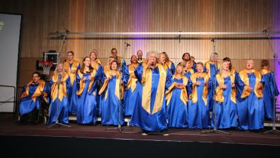 Bild: sne
Der Gospel-Chor "Hope & Joy" um Chorleiterin Remona Fink hatte selbst Spaß beim Auftritt in Grafenwöhr und übertrug den schnell aufs Publikum.
