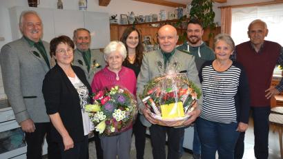 Bild: jr
Ihren 80. Geburtstag feierte am Montag Maria Rosner (vorne, mit Blumen). Es gratulierten Tochter Beate (vorne links), Enkelin Karina (hinten, Mitte) mit Ehemann Marco (hinten rechts), Bruder Hans mit Ehefrau Resi (vorne, von rechts) sowie vom Schützenverein Großensees Ludwig Ernstberger, Andreas Gleißner (hinten, von links) und Vorsitzender Helmut Kipferl.