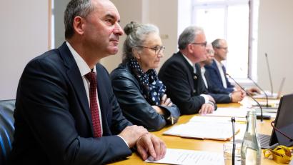 Bild: Sven Hoppe
Hubert Aiwanger (links), Vorsitzender der Freien Wähler, vor der Fraktionssitzung.