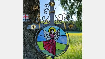 Bild: Annemarie Lehmeier/exb
Ein Schutzengel ist nun auf dem renovierten Binnermarterl zu sehen. Es steht an einer Wegkreuzung oberhalb von Eglhofen.