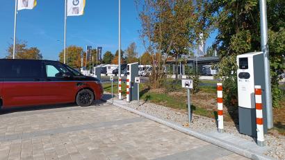 Bild: szl
Bei der Neugestaltung des Parkplatzes installierte das Möbelhaus Gleißner gleich fünf E-Ladesäulen mit insgesamt zehn Lademöglichkeiten.